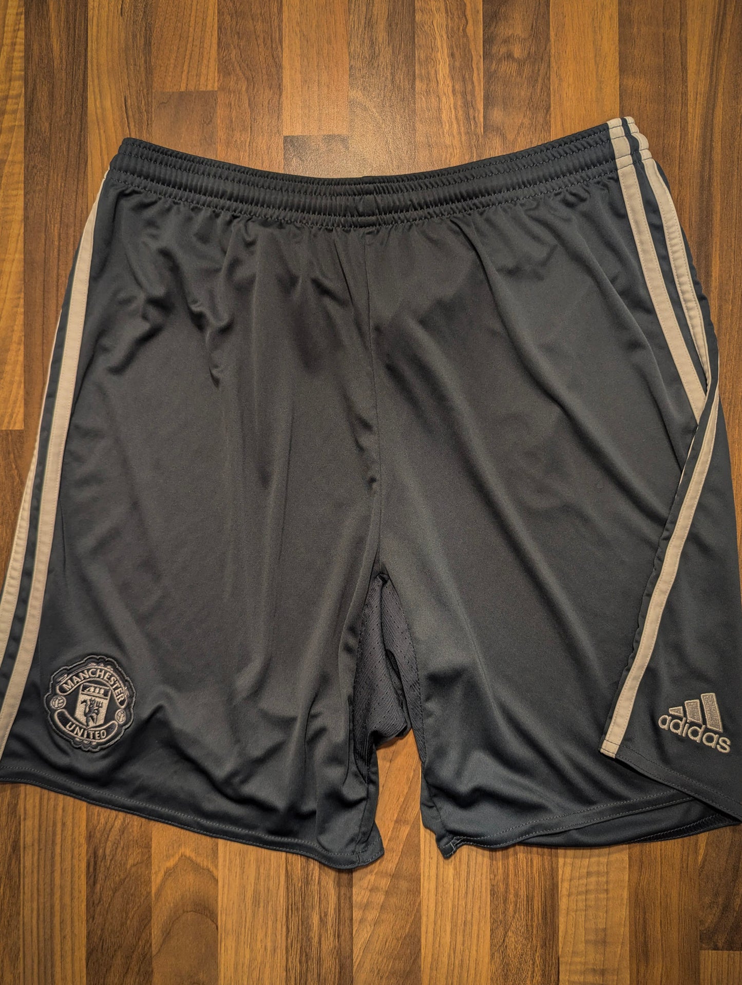 United // Adidas // shorts // size L